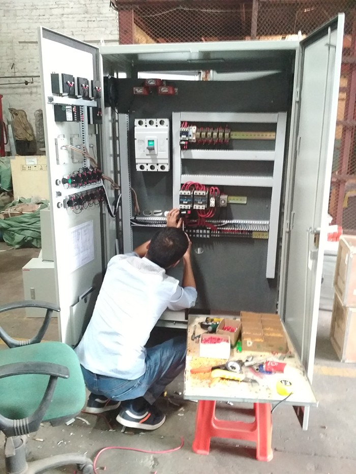 電氣工程師在裝配電箱